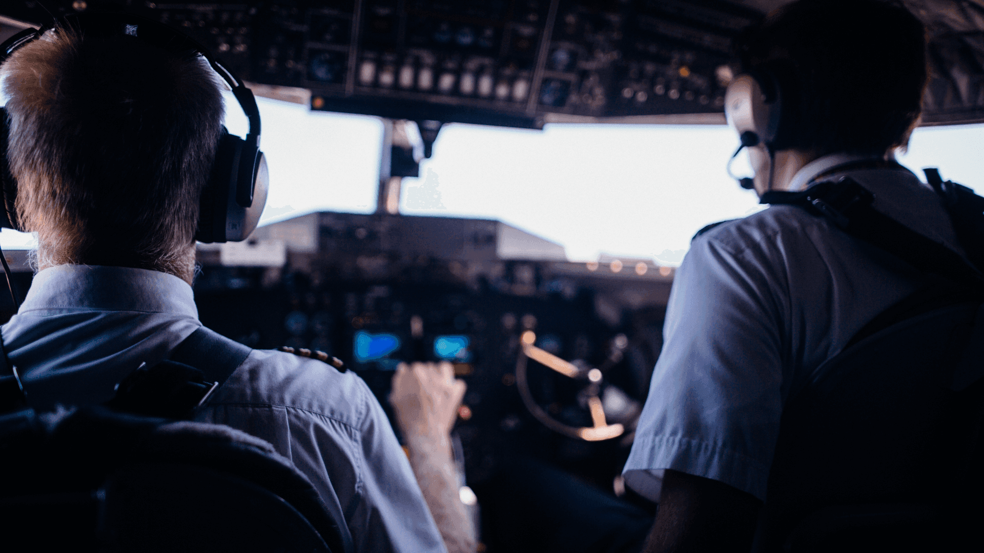 Pilotos na cabine de avião